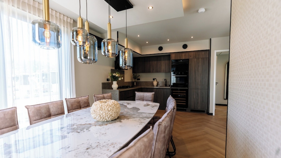 Stay With Private Pool & Hot Tub