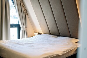 House | 5 bedrooms, bed sheets - Stay With Private Pool & Hot Tub (Waarland)