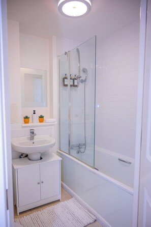 Shower, towels, soap, toilet paper - Modern 2BDR Apartment in MK City Centre- The Hub, Free Parking (Milton Keynes)