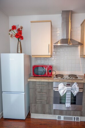 Microwave, oven, stovetop, dishwasher - Modern 2BDR Apartment in MK City Centre- The Hub, Free Parking (Milton Keynes)