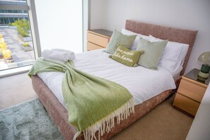 2 bedrooms, iron/ironing board, Internet, bed sheets - Modern 2BDR Apartment in MK City Centre- The Hub, Free Parking (Milton Keynes)