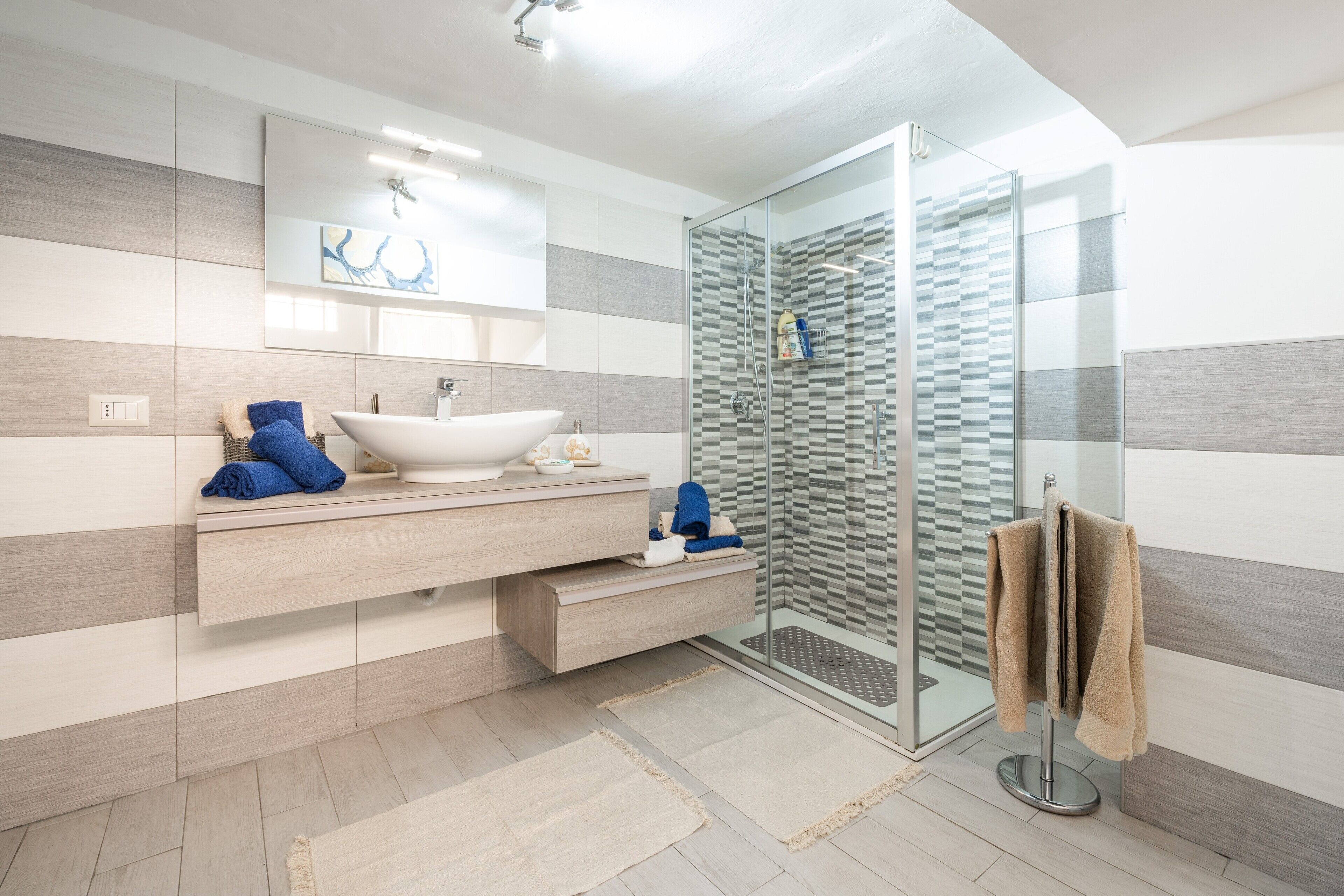 Douche, articles de toilette gratuits, sèche-cheveux