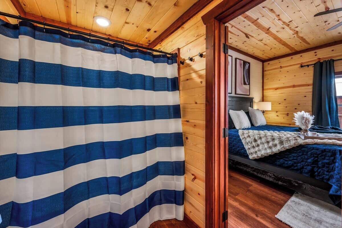 Een strijkplank/strijkijzer, reisbedje, gratis wifi, beddengoed