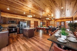 Dining - Shadow Peak Lodge (Sevierville)
