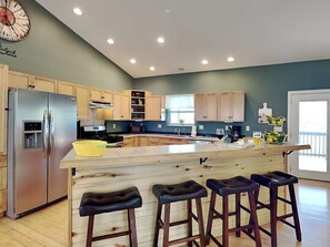 Jääkaappi, mikroaaltouuni, uuni, liesi