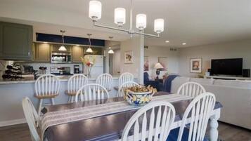 Camera doppia, vista lago | Cucina privata