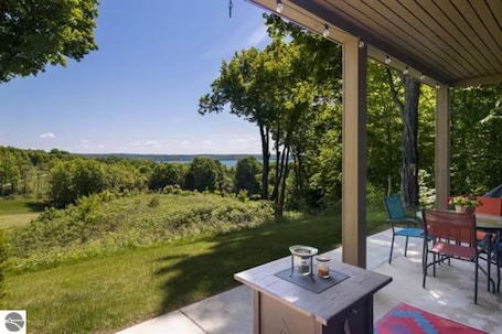 Uitzicht vanaf balkon. 2BR Escape Torch Lake Views Golf 755