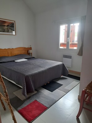 2 bedrooms, bed sheets