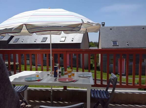 Outdoor dining - Holiday Home 'Duplex Near Lake La Raviège' with Private Terrace and Private Garden (La Salvetat sur Agout)