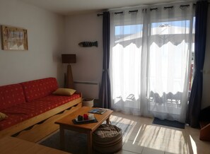 Fernseher, DVD-Player, Tischtennisplatte, Stereoanlage