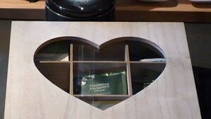 A heart-shaped wooden box with a glass front, containing a Darjeeling Margaret's Hope tea bag. - Bed and Breakfast 'Vert Ailleurs' with Shared Terrace, Shared Garden and Wi-Fi (Tavant)