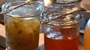 Three glass jars with metal lids and spoons, placed on a wooden surface. - Bed and Breakfast 'Vert Ailleurs' with Shared Terrace, Shared Garden and Wi-Fi (Tavant)
