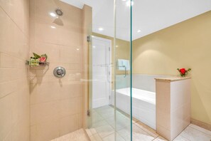 Dusche, Haartrockner, Handtücher