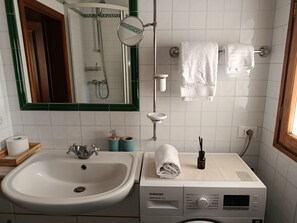 Suihku, hiustenkuivaaja, bidee, pyyhkeet