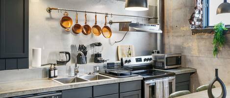 Refrigerador, microondas, horno, placa de cocina