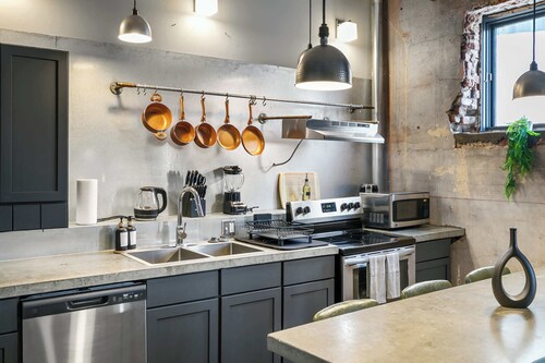 New York Style Flat| Covered Parking| Sleeps 8| DT