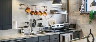 New York Style Flat| Covered Parking| Sleeps 8| DT