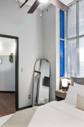 2 habitaciones, escritorio y tabla de planchar con plancha