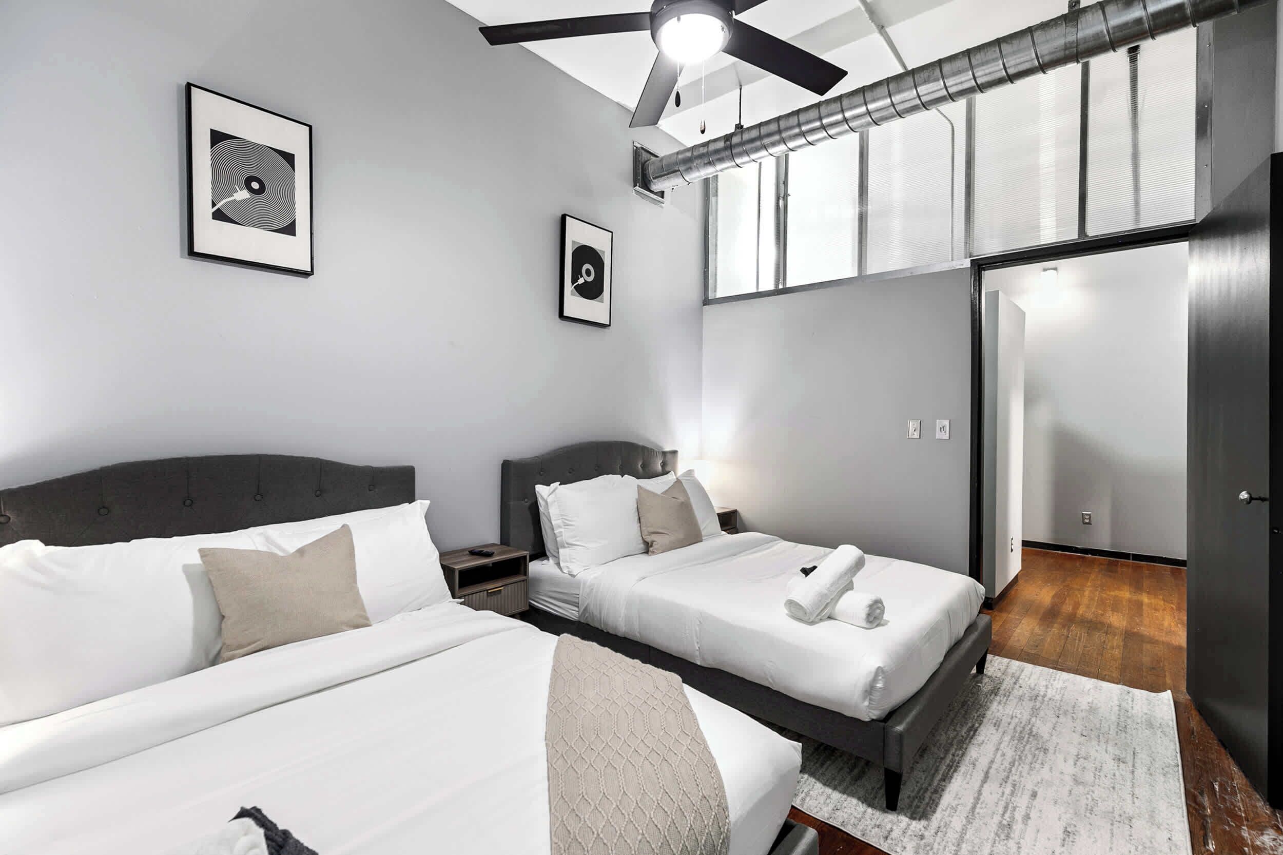 2 soverom, skrivebord, strykejern/-brett og reiseseng for barn