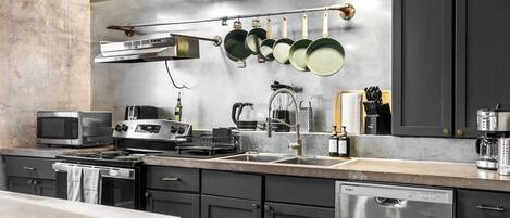 Réfrigérateur, four à micro-ondes, un four, surface de cuisson