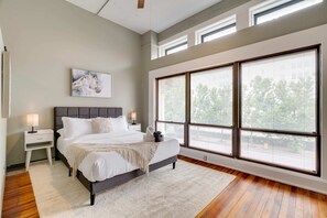 2 slaapkamers, een bureau, een strijkplank/strijkijzer, wifi