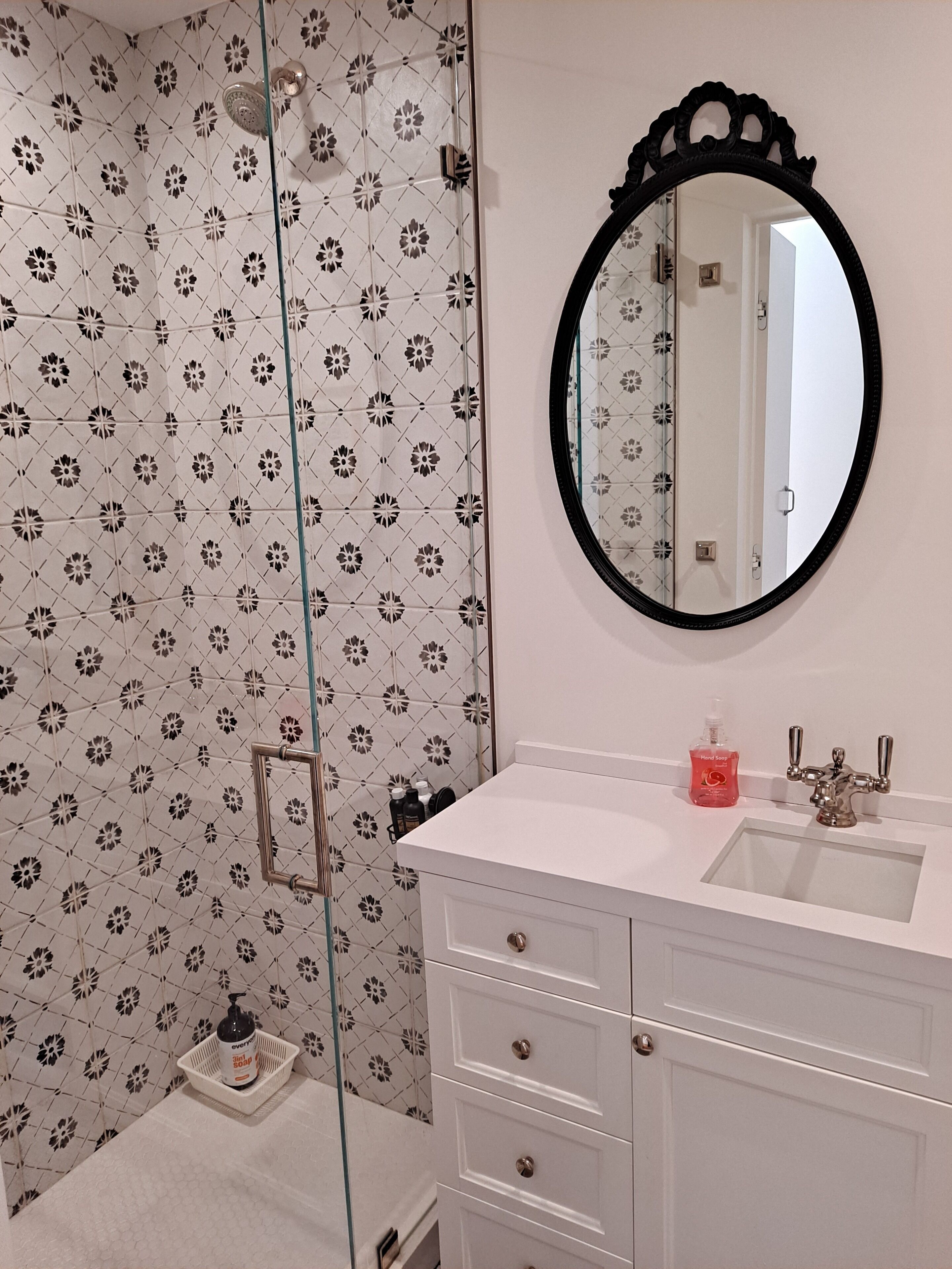 Sèche-cheveux, serviettes fournies, savon, papier toilette