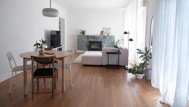 A modern living room with a fireplace, a dining area with a table and chairs, and a sofa. - Spacious vacation home in Tarcento - perfect for cyclists & hikers (Tarcento)
