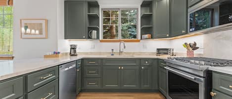 Refrigerador, microondas, horno y parrilla de estufa