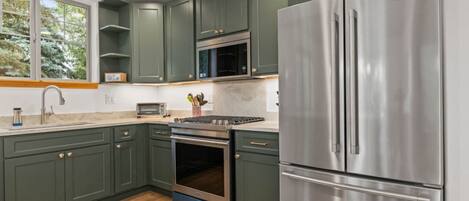 Kühlschrank, Mikrowelle, Ofen, Herdplatte