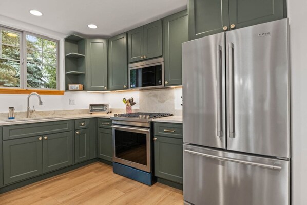 Kühlschrank, Mikrowelle, Ofen, Herdplatte