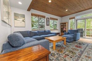 Una televisión, una chimenea