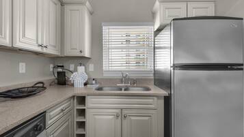 Condo, Multiple Beds (Villas on the Gulf unit J8) | Private kitchen
