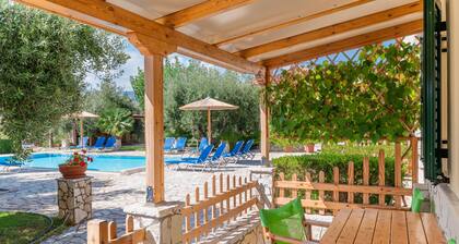 Casa de campo 'Maisonette con Patio Privado 2' con Vista a la Montaña, Wi-Fi y Aire Acondicionado