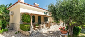 Country House 'Maisonette with Private Patio 2' with Mountain View, Wi-Fi and Air Conditioning