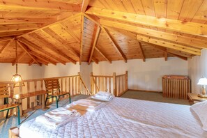 3 bedrooms, WiFi, bed sheets - Country House 'Maisonette with Private Patio 2' with Mountain View, Wi-Fi and Air Conditioning (Βόρεια Κυνουρία)