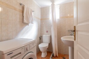 Shower, hair dryer, towels - Country House 'Maisonette with Private Patio 2' with Mountain View, Wi-Fi and Air Conditioning (Βόρεια Κυνουρία)