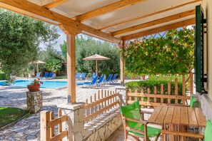 Outdoor dining - Country House 'Maisonette with Private Patio 2' with Mountain View, Wi-Fi and Air Conditioning (Βόρεια Κυνουρία)