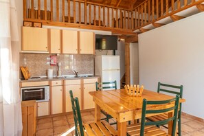 Fridge, oven, stovetop, coffee/tea maker