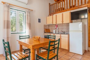 Fridge, oven, stovetop, coffee/tea maker