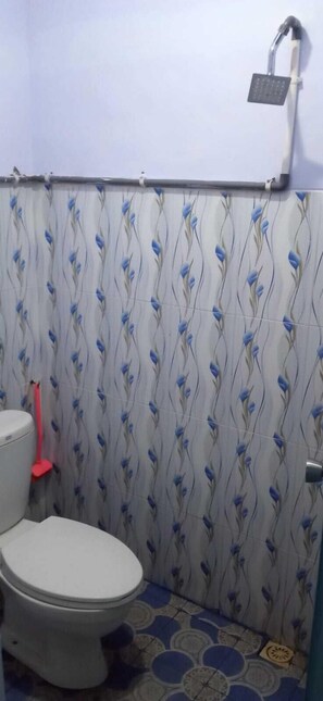 Standard Double Room | Bathroom - Osing Pesona House (Banyuwangi)