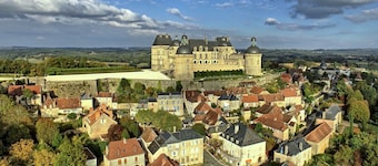 Apartment in an 18th century building in the heart of the village of Hautefort.