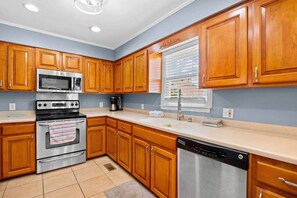 ثلاجة، ميكروويف، فرن، موقد طهي مسطح