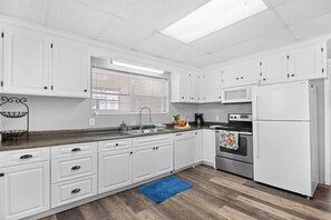 冷蔵庫、電子レンジ、オーブン、コンロ