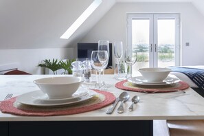 1 habitación, tabla de planchar con plancha, wifi gratis y ropa de cama
