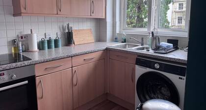3bedr apartment Exeter city center. 3 minutes walk from Exeter Central station.