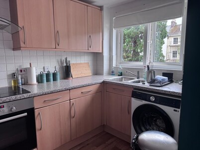 3bedr apartment Exeter city center. 3 minutes walk from Exeter Central station.