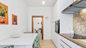 Fridge, microwave, oven, stovetop - Queen Home Danila - Two Bedroom Apartment, Sleeps 6 (Venezia Mestre)