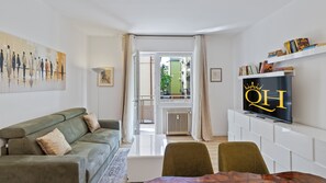 Smart TV - Queen Home Danila - Two Bedroom Apartment, Sleeps 6 (Venezia Mestre)