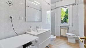 Shower, hair dryer, bidet, towels - Queen Home Danila - Two Bedroom Apartment, Sleeps 6 (Venezia Mestre)