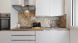 Kühlschrank, Mikrowelle, Ofen, Herdplatte